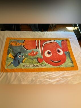 Walt Disney World Theme Parks Finding Nemo Beach Pool Towel Dory 31 x 58